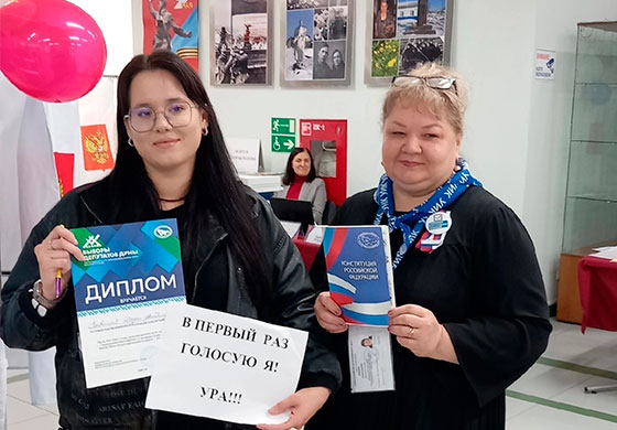 Фото: на избирательном участке голосуют молодые люди